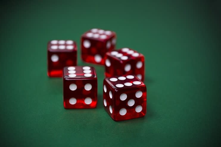 Los juegos de dados, presentes en el corazón de numerosos casinos en línea, han hallado su esencia digital en los espacios virtuales de juego