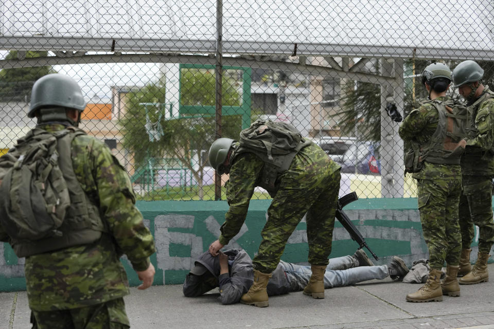 ARCHIVO - Soldados de patrulla registran a un hombre en el vecindario de Carapungo, en Quito, Ecuador, el jueves 18 de abril de 2024. Los ecuatorianos votarán el domingo 21 de abril en un referendo propuesto por el presidente, Daniel Noboa, que busca reprimir a las pandillas criminales responsables de una oleada de violencia. (AP Foto/Dolores Ochoa, Archivo)