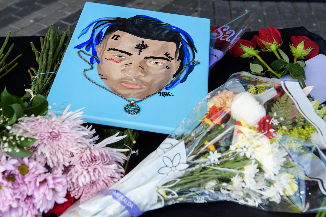 Des fans ayant laissé des hommages à XXXTentacion après sa mort, à Sunrise en Floride, le 27 juin 2018.