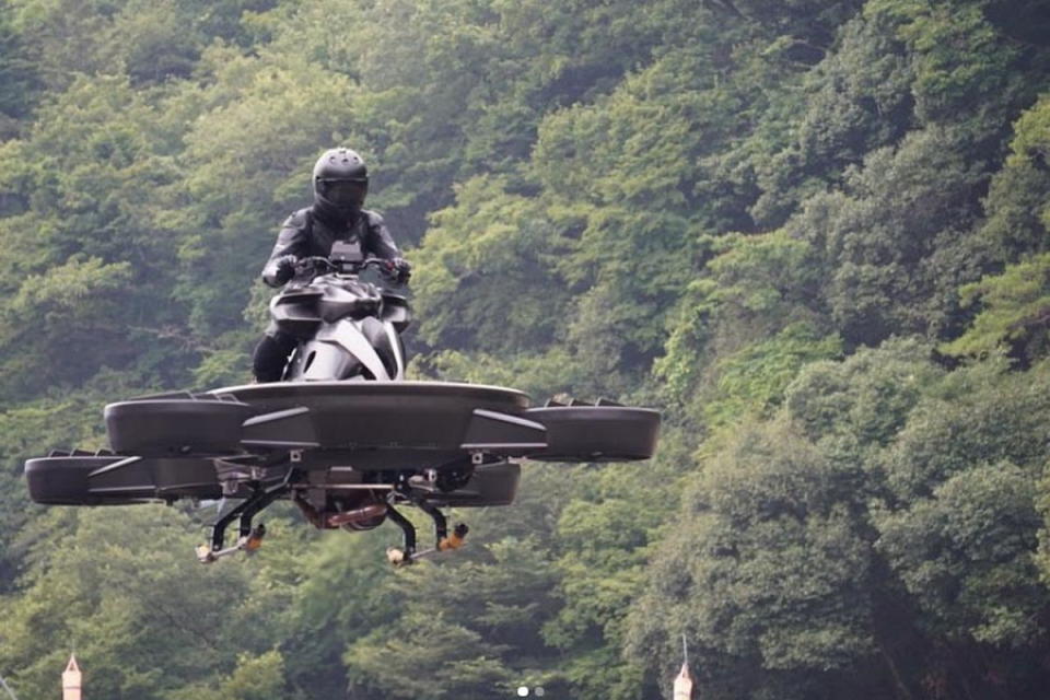 圖／日本新創公司Aerwins在日前美國底特律車展中，發表全球第一輛飛行單車XTurismo，外觀看起來就像科幻電影裡的飛行器。