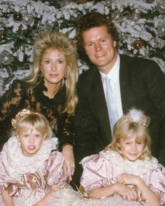 Paris Hilton y su hermana Nicky junto a sus padres cuando eran niñas 