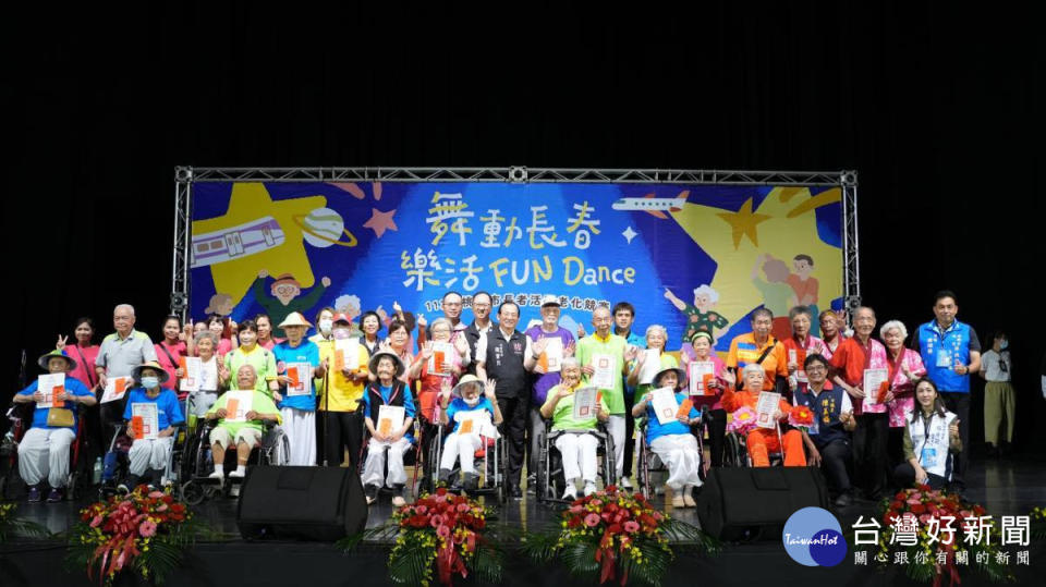 桃園市政府衛生局在桃園展演中心舉行「舞動長春，樂活Fun Dance」長者活躍老化競賽。