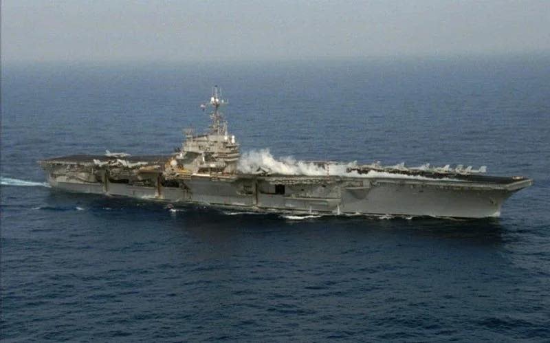 1995年12月19日「尼米茲號(CVN-68)」航空母艦通過台灣海峽。 圖：取自AIT紀念台灣關係法40週年圖資