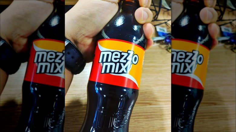 Holding Mezzo Mix