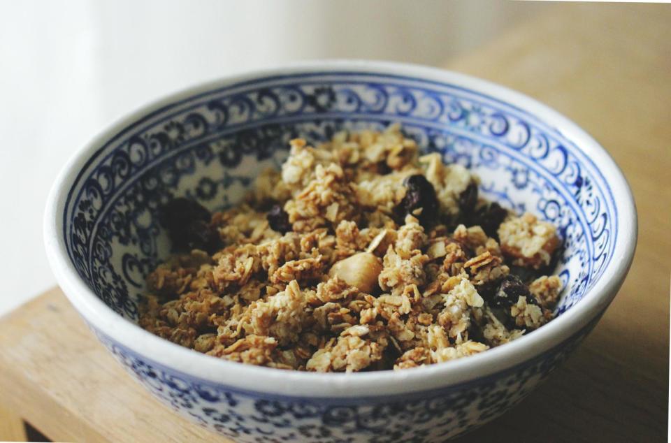 與其用一個甜麵包、一杯拿鐵當作早餐，五穀飯糰和豆漿的組合會更好哦！