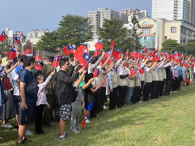 台南市政府國慶升旗典禮現場旗海飄揚。（洪榮志攝）