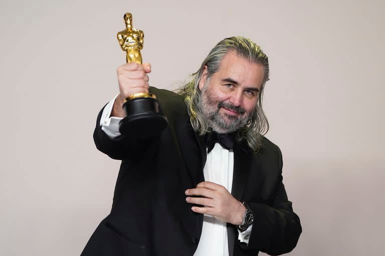 Hoyte van Hoytema junto a su estatuilla a Mejor fotografía por su labor en  