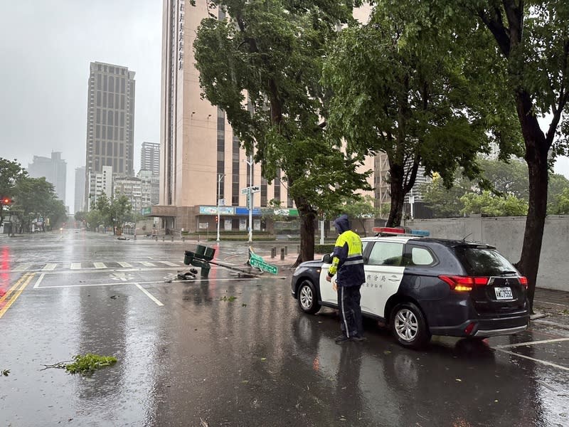 颱風山陀兒來襲高雄風雨轉強  市區號誌遭吹斷 颱風山陀兒來襲，高雄3日上午風雨漸強，新興區中 正四路與市中一路口號誌桿遭吹斷，員警到場管制。 （高市新興警分局提供） 中央社記者洪學廣傳真  113年10月3日 