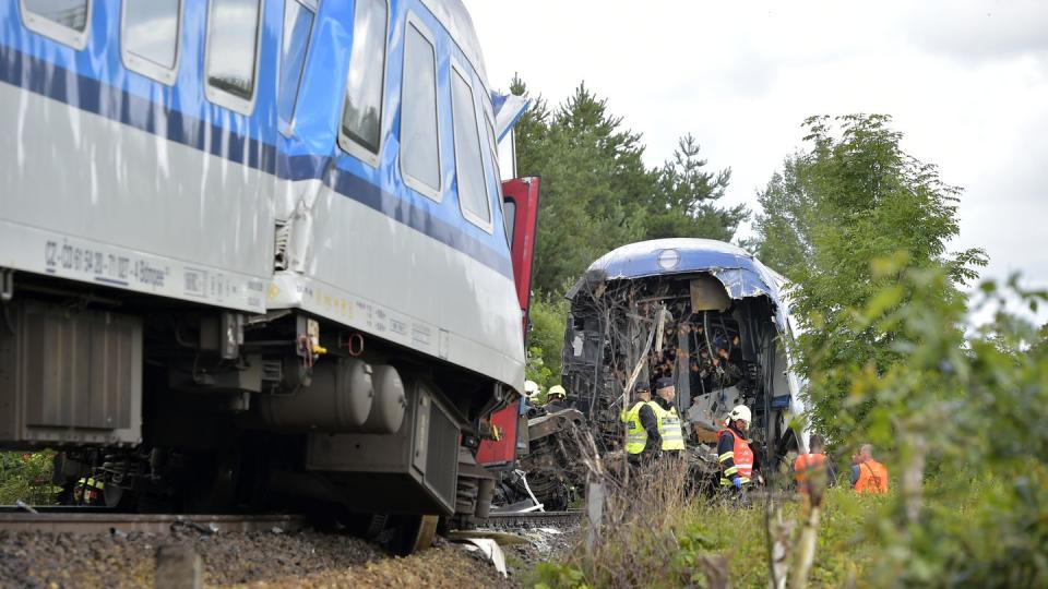 Die Führerstände der Lokomotive und des Triebwagens wurden völlig zerstört und tief eingedrückt.