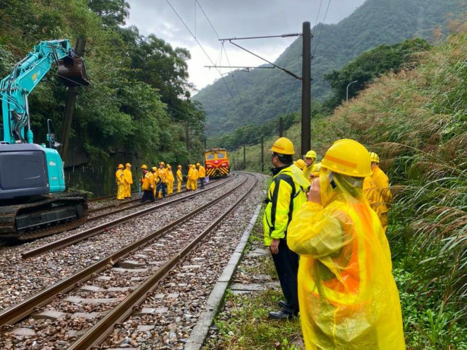 去年12月4日，台鐵瑞芳猴硐段因連日豪雨，發生邊坡滑動，導致台北往返宜花東的鐵路交通因此中斷   圖：台鐵局／提供 (資料照)