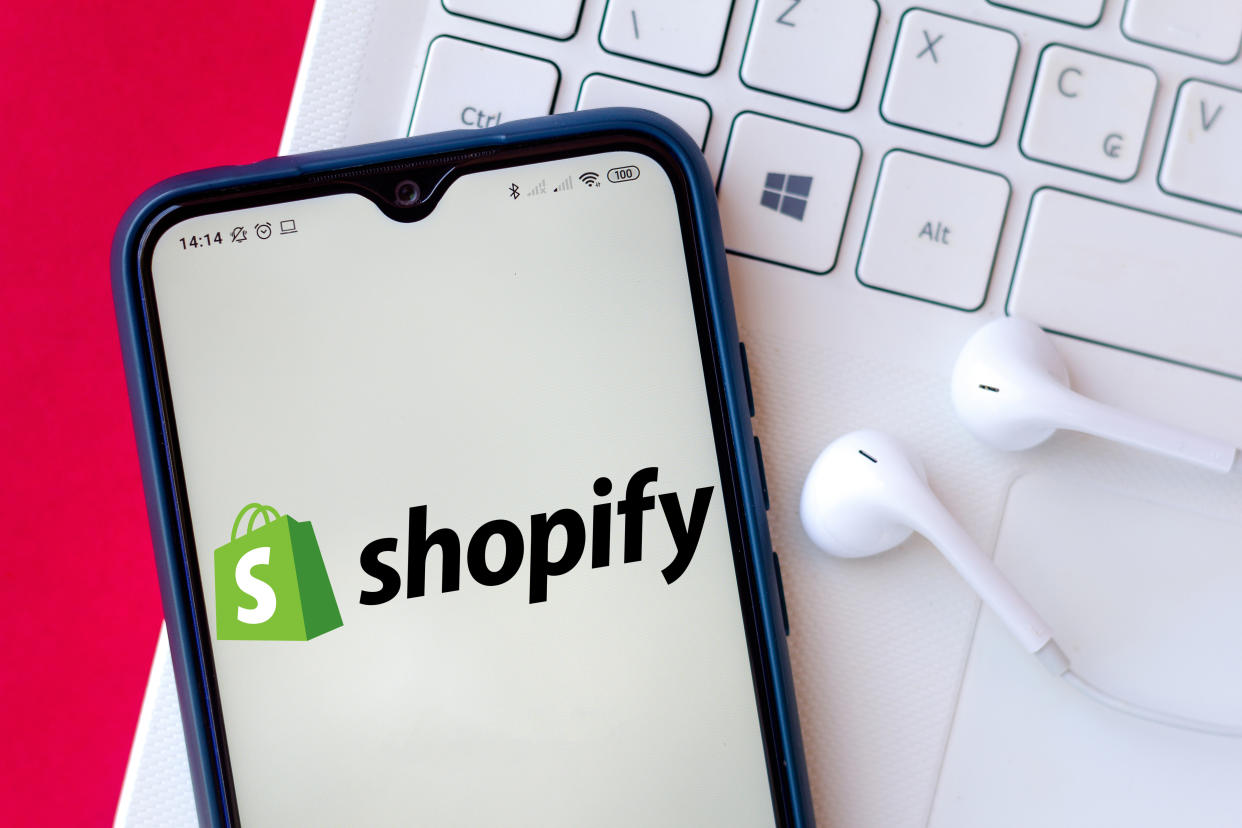 BRAZIL - 2020/07/26: In this photo illustration the Shopify logo seen displayed on a smartphone. (Photo Illustration by Rafael Henrique/SOPA Images/LightRocket via Getty Images)