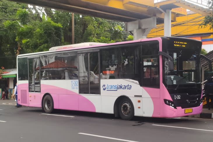 Badan Usaha Milik Daerah (BUMD) DKI Jakarta, PT Transportasi Jakarta (TransJakarta) kembali mengoperasikan bus "pink" khusus penumpang wanita pada Senin (25/7/2022). (ANTARA/Hendri Sukma Indrawan)
