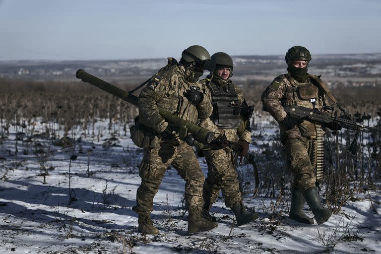 Soldados toman posiciones en el frente cerca de Soledar, en la provincia de Donetsk, Ucrania, el 11 de enero de 2023. (AP Foto/Libkos, archivo)