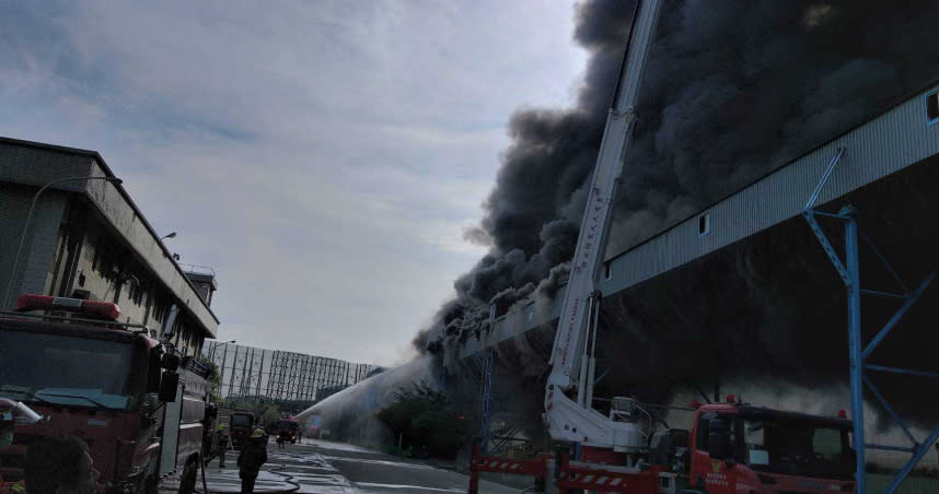 台中港火力發電廠今上午發生大火，黑煙竄天幾公里外都能看到，目前大批警消投入救火。（圖／消防局提供）