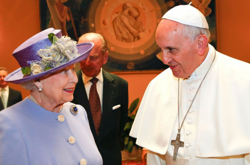 英國女王２０１４年會見教宗時身著普通衣服。（美聯社）