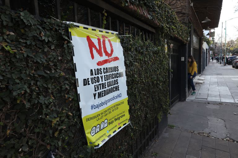 Muchas de las casas tienen un cartel para pronunciarse en contra de la construcción de viviendas multifamiliares en altura dentro del perímetro del barrio.