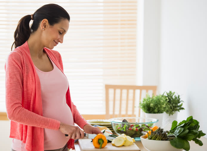 Comer saludable en el embarazo minimizaría el riesgo de un parto por cesárea. – Foto: Tetra Images/Getty Images