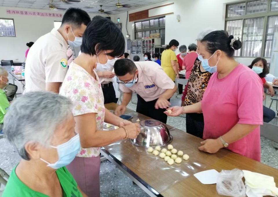 替代役男與烹飪老師到崎內社區舉辦烤月餅活動。（白河公所提供）