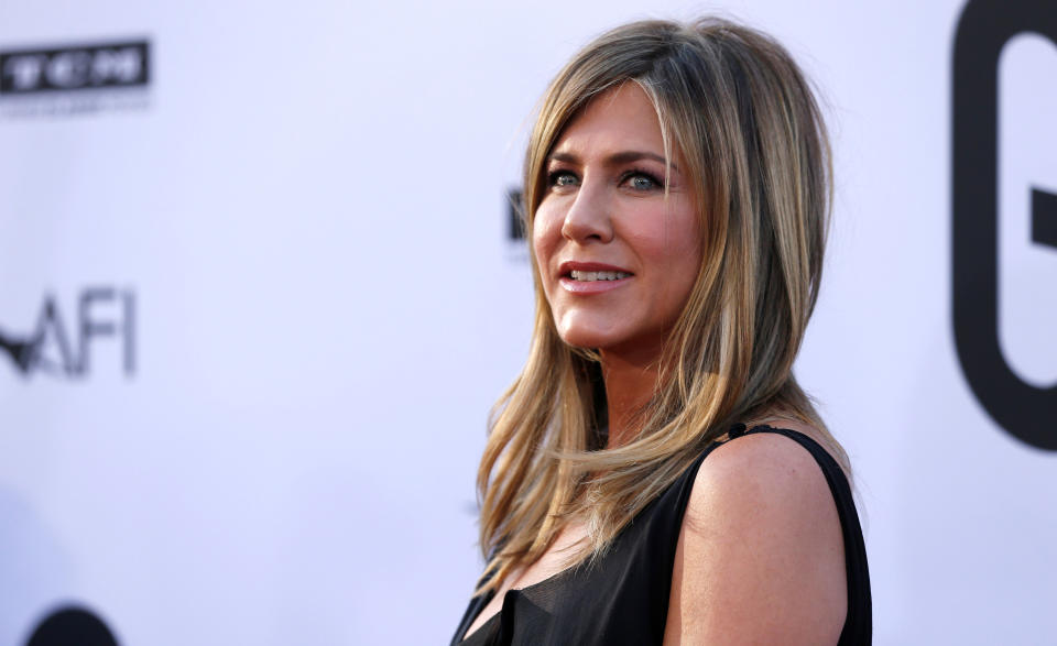 <p>A Jennifer Aniston le da pánico volar y, desde hace un tiempo, utiliza un curioso ritual que le aconsejaron para calmarse. Antes de entrar, toca con la mano la parte exterior del avión y posteriormente accede a la nave siempre con el pie derecho por delante. La actriz asegura que le funciona. (Foto: Mario Anzuoni / Reuters). </p>