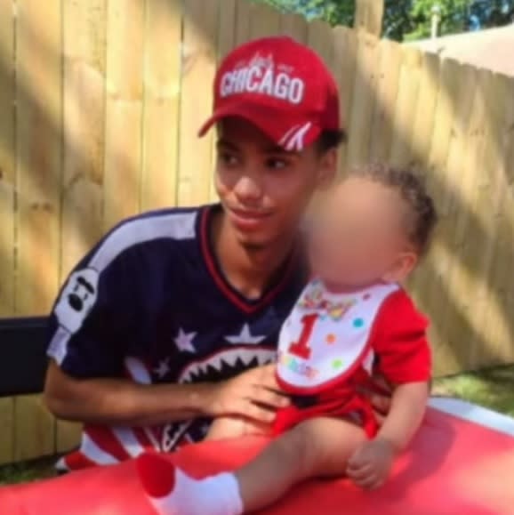 El joven Daunte Wright con su pequeño hijo. (Captura de video / ABC News)