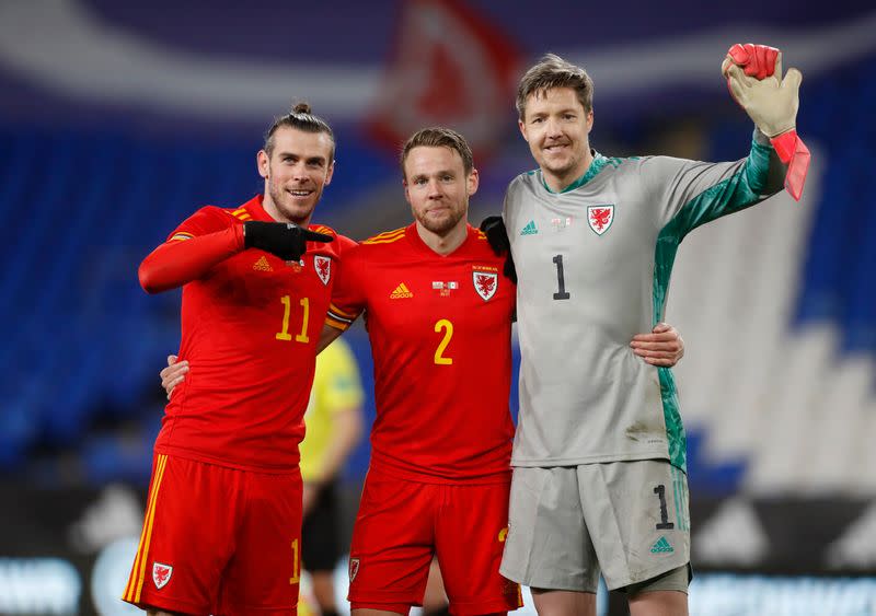 Gareth Bale, Chris Gunter y Wayne Hennessey celebran tras el triunfo de Gales ante México en partido amistoso