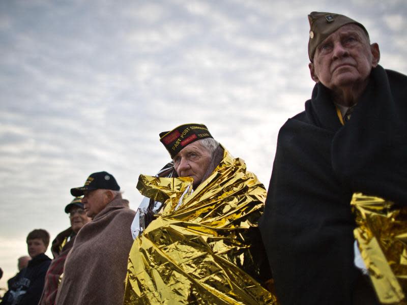 70 Jahre D-Day: Weltkriegsveteranen aus den USA verfolgen eine Gedenkveranstaltung in der Normandie. Foto: Michael Kappeler