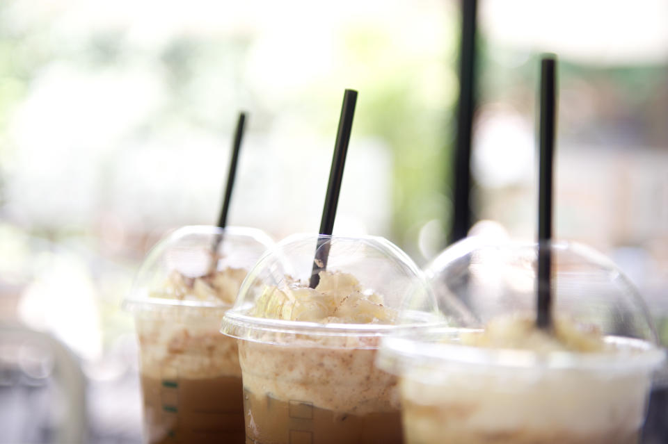 Kaffee mit einem fetten Kleks Sahne to go ist Standard - doch jetzt gibt es das Ganze auch ohne den lästigen Kaffee (Symbolbild: Getty Images)