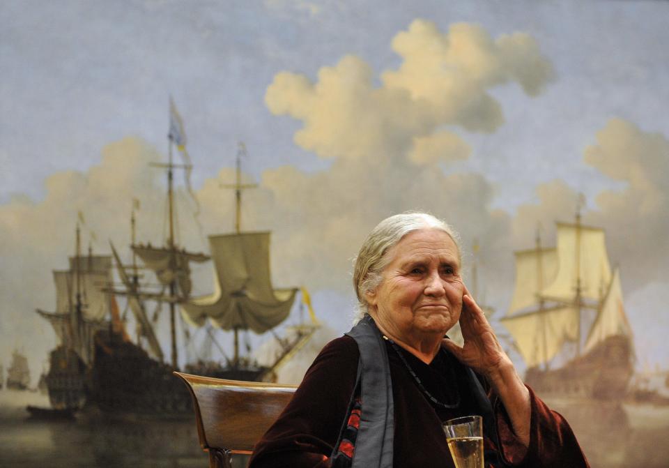 British novelist Doris Lessing waits to receive the Nobel Prize for Literature at the Wallace Collection in London January 30, 2008, file photo. The Nobel Prize-winning novelist Doris Lessing, one of the most important English-language writers of the late 20th century, has died aged 94, her publisher said on November 17, 2013. REUTERS/Toby Melville/Files (BRITAIN - Tags: ENTERTAINMENT SOCIETY PROFILE OBITUARY) FOR EDITORIAL USE ONLY. NOT FOR SALE FOR MARKETING OR ADVERTISING CAMPAIGNS