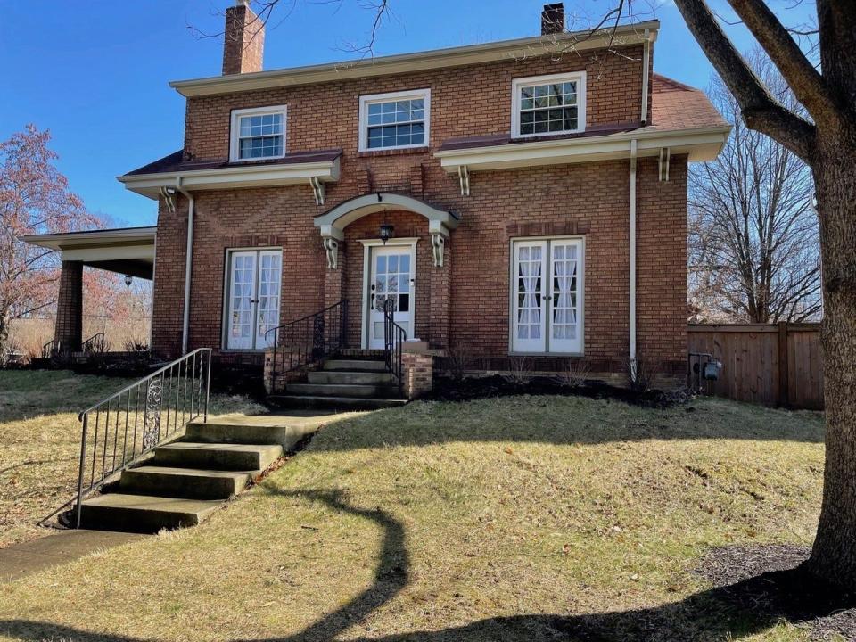 When Edward J. Mowery married Margaret J. Ryan on Feb. 26, 1938 in Columbus. Edward’s parents were living in this house at 1885 Bryden Road. Edward’s father, A. F. 
Mowery, had built the house after he moved to Columbus in 1924. The bride’s family 
lived at 1330 Bryden Road.