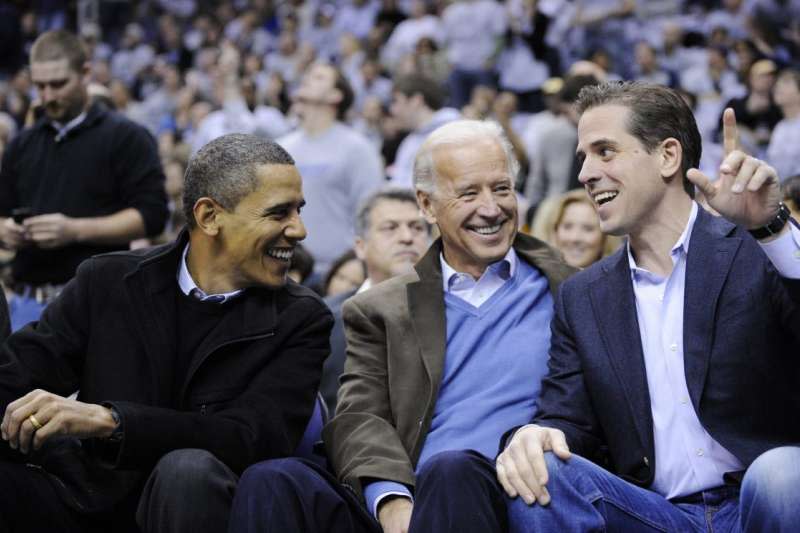 2010年1月，美國時任總統歐巴馬（左）、時任副總統拜登（中）、拜登次子杭特（右）（美聯社）