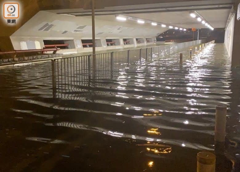 行人隧道河水滿溢。(李國健攝)