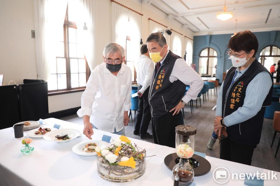 總經理歐陽穎華向黃國榮副市長介紹義式餐廳narratore的菜色。   唐復年/攝