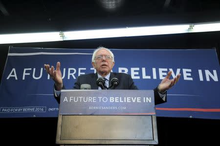 U.S. Democratic presidential candidate Bernie Sanders speaks at a campaign rally in Manchester, Iowa January 30, 2016. REUTERS/Mark Kauzlarich