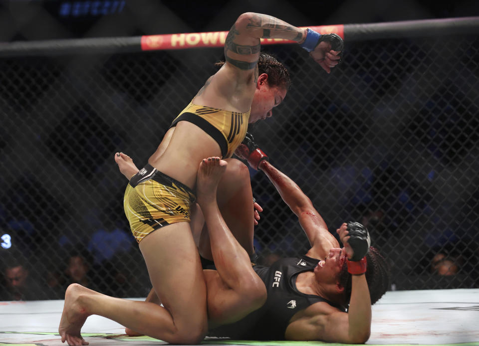 Amanda Nunes castiga a Julianna Peña en el combate por el título de peso gallo de artes marciales mixtas, el sábado 30 de julio de 2022, en Dallas. (AP Foto/Richard W. Rodríguez)