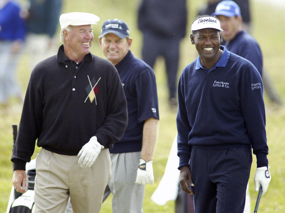 FILE - From left to right, United States' Tom Weiskopf, Zimbabwe's Nick Price and Fiji's Vijay Singh laugh during practice for the British Open at Royal Troon golf course in Troon, Scotland, July 14, 2004. Weiskopf, who died in 2022, is to be inducted posthumously into the World Golf Hall of Fame, Monday, June 10, 2024, in Pinehurst, N.C. (AP Photo/Ted S. Warren, File)