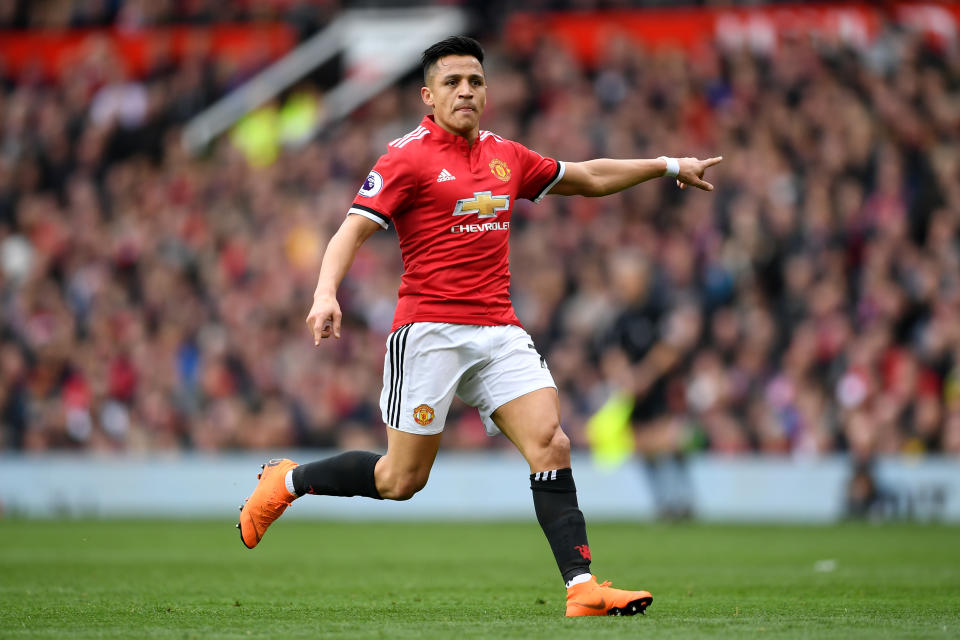 <p>Alexis Sanchez points out where he wants the ball </p>