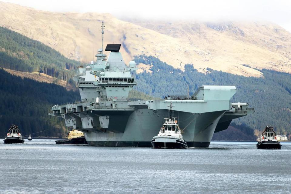 英國伊麗莎白女王號航母（HMS Queen Elizabeth）下個月將帶著6艘海軍艦艇、4架海軍直升機和一支海軍陸戰隊前往印太海域，執行首次作戰部署。   圖：翻攝自HMS Queen Elizabeth推特