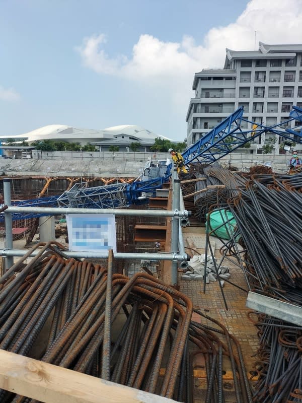 高雄鳳山工地疑天車傾倒  釀1死、1重傷 高雄市政府消防局1日上午獲報，鳳山區國泰路一處 工地有創傷救護案，到場發現天車倒塌，1名外籍男 工人明顯死亡，另有1名本國籍男工人肢體多處骨 折、意識不清，送醫搶救。 （高雄市政府消防局提供） 中央社記者張已亷傳真  113年9月1日 