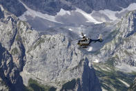 <p>Ein Polizeihubschrauber fliegt vor den Bergen über den Ort Garmisch-Partenkirchen. (Foto: Karl-Josef Hildenbrand/dpa)</p> 