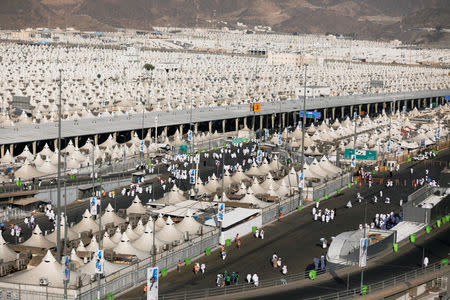 Muslim pilgrims walk towards their tents in Mina ahead of annual Haj pilgrimage near the holy city of Mecca, Saudi Arabia August 19, 2018. REUTERS/Zohra Bensemra