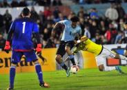 Uruguay's Abel Hernandez (C) shoots to score against Colombia during their 2018 World Cup qualifying soccer match against Colombia at the Centenario stadium in Montevideo, Uruguay, October 13, 2015. REUTERS/Carlos Pazos