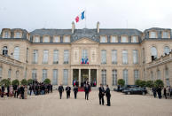 Frankreich: Élysée-Palast. Ort: Paris. Aktueller Bewohner: François Hollande. Interessant: Der Élysée-Palast sowie die berühmte Avenue des Champs- Élysées verdanken ihren Namen dem Wort "Elysium". Der griechischen Mythologie zufolge ist dies ein paradiesisches Leben nach dem Tod, das den Lieblingen der Götter vorbehalten ist.