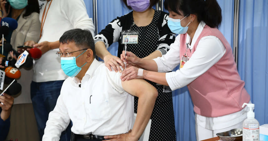 台北市長柯文哲赴台北市立聯合醫運和平院區施打疫苗，柯遭市議員苗博雅批評對核四公投不表態。（圖／記者黃鵬杰攝）