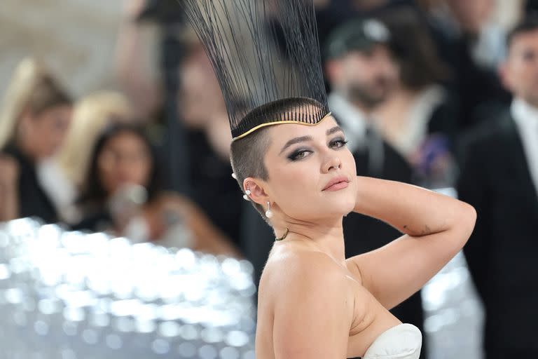 Florence Pugh deslumbró con su cabeza rapada y un accesorio de plumas en la MET Gala de este año, inspirada en la trayectoria de Karl Lagerfeld