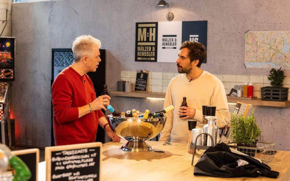 Michael Mittermeier und Max Giesinger bestellen sich ein Essen To-Go. (Bild: RTL / Hendrik Lüders)
