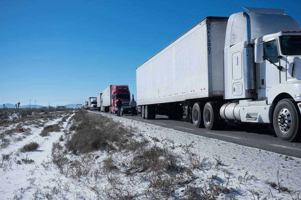 <p>MONTERREY, NUEVO LEÓN, 09DICIEMBRE2017.- La carretera que comunica a Monterrey y Saltillo permaneció cerrada desde las 01:00 horas de la madrugada debido a que las intensas nevadas aumentan el riesgo de accidentes.<br> FOTO: PEDRO ANZA /CUARTOSCURO.COM </p>