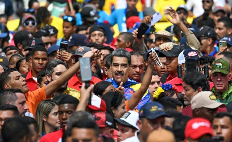 El presidente Nicolás Maduro participa en una marcha de seguidores en Caracas, el 17 de mayo de 2024 (Juan BARRETO)