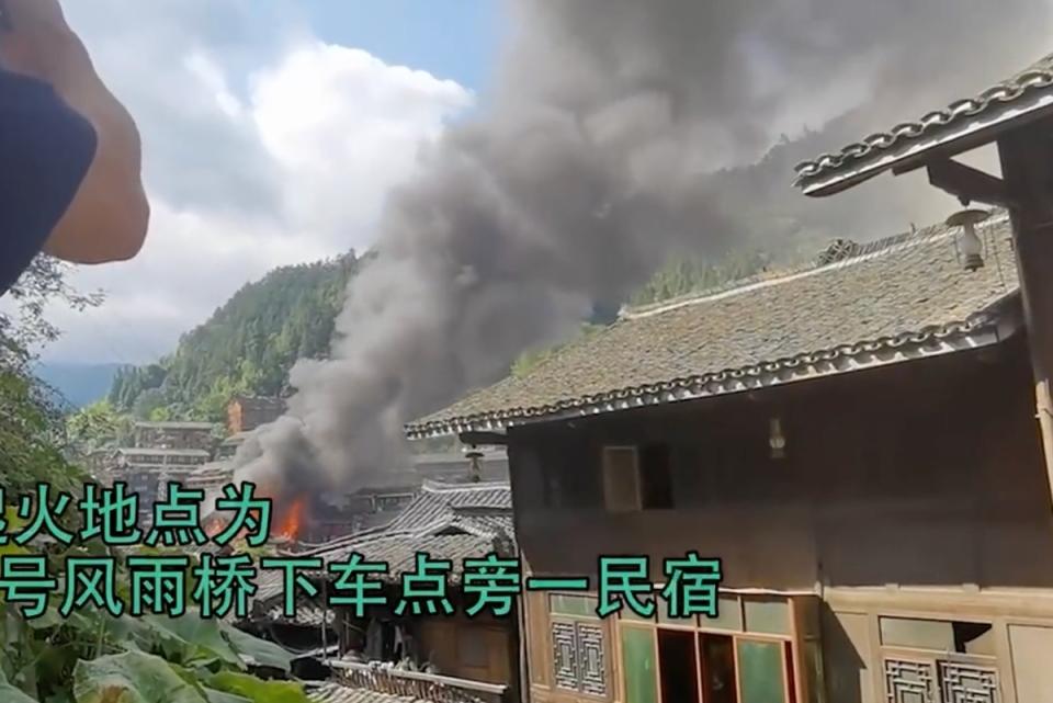目擊者稱起火點為一處木屋民宿，起因疑似是煤氣爆炸。   圖：擷取自中國媒體「青蜂俠」