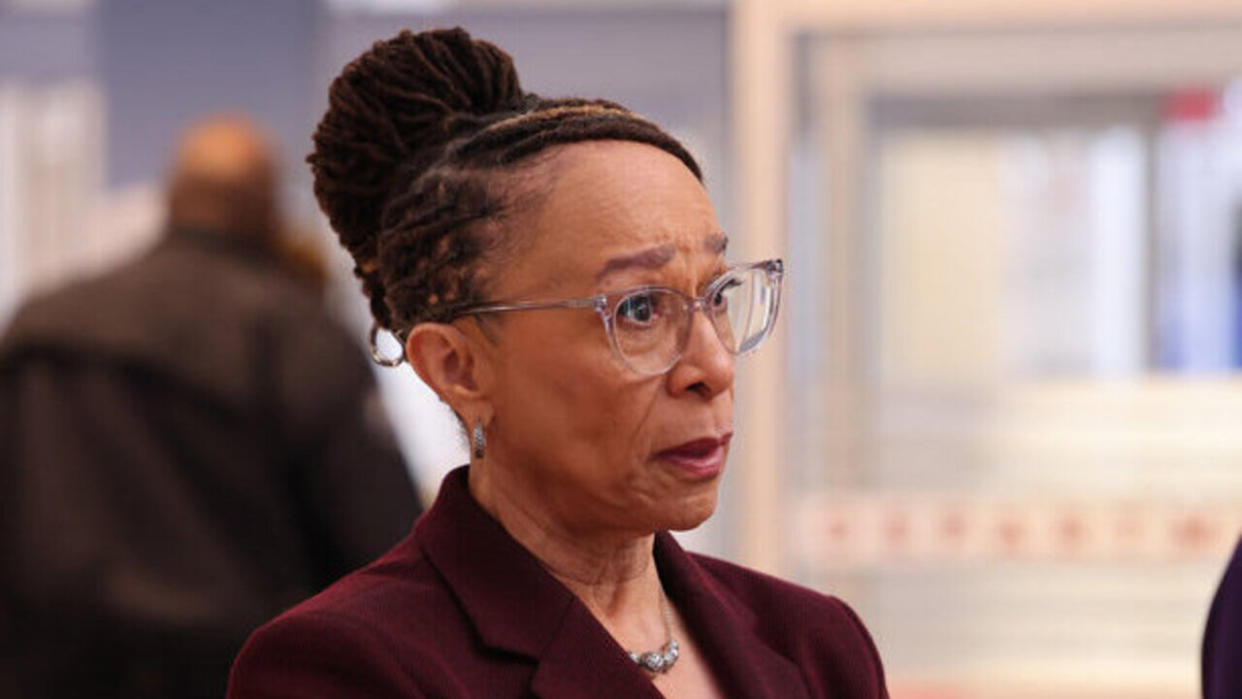  S. Epatha Merkerson as Goodwin talking to Dr. Archer in Chicago Med Season 9x10. 