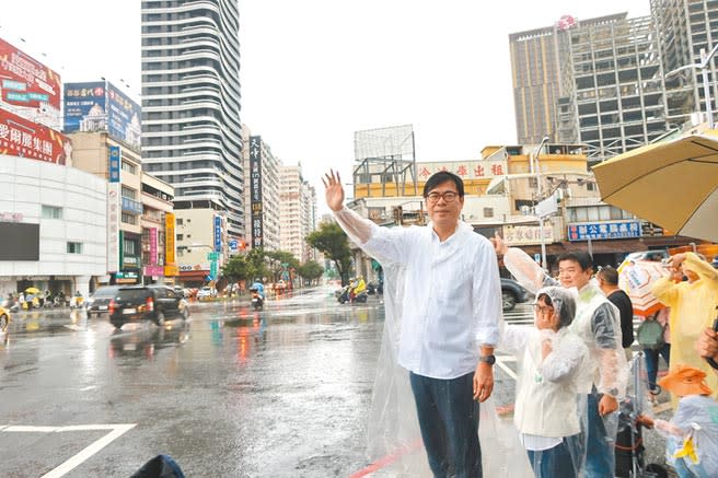 高雄巿長補選民進黨候選人陳其邁3日風雨無阻站路口拜票。（曹明正攝）